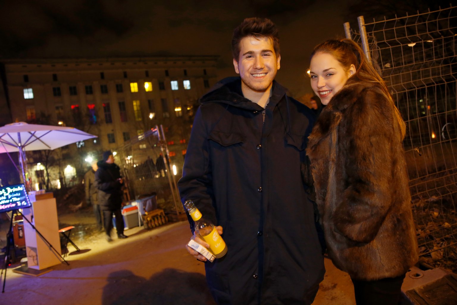 Sie wollen ins Berghain – aber ob sie dürfen, hängt von den Türstehern ab. Laura (18) und Christian (19) kommen aus München, wollen ordentlich feiern. Laura: „In München sind alle total arrogant und die Partys langweilig und steif. Deshalb hoffen wir, dass der Abend geil wird!“ Pläne? „Der Taxifahrer sagte, wir sollen nicht in den Darkroom gehen“, sagt Christian. „Aber wir werden mal kurz durchflitzen!“