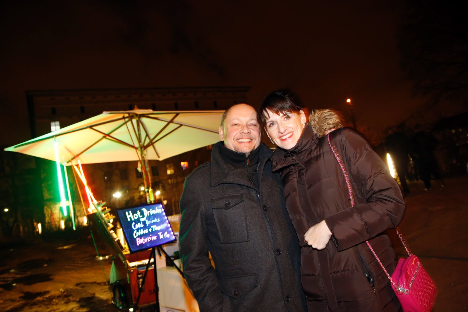Liane (35) ist zum zweiten Mal hier, Gregor (50) ist dabei. An den ersten Besuch erinnert sie sich gut. „Ich habe damals einige Sachen gesehen, wenn ich die gefilmt hätte, wäre es ein Porno geworden!“ Auch deshalb herrscht im Berghain Video-Verbot. „Ich selbst gehe aber nur wegen der Musik in den Club, ich liebe Techno!“