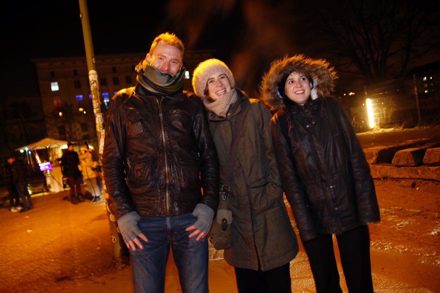 Gescheitert! Die Party-Wünsche von Matt (31), Doro (33) und Cath (31) haben sich nicht erfüllt – sie wurden weggeschickt. „Wir wussten, dass es schwer wird, aber trotzdem sind wir enttäuscht“, sagt Matt. „Eigentlich wollten wir rein, um zu schauen, ob es wirklich einen Darkroom gibt und man nicht fotografieren darf. Jetzt gehen wir ins Watergate. Und hoffen, wir haben dort mehr Erfolg.“