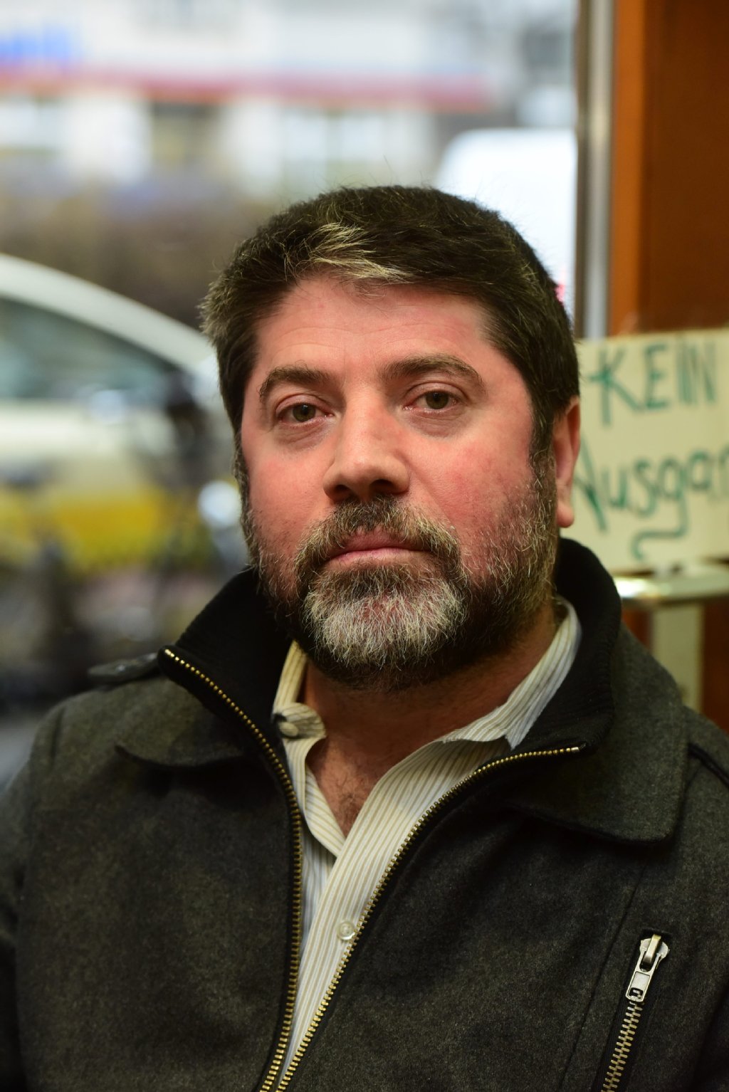 Traurig, was heute passiert: Dass man in Deutschland seinen Glauben frei ausüben könne, sei eine echte Errungenschaft, findet Kneipier Tuncay Arslanpac (46). Und: „Jede Form von Extremismus, auch das aggressive Bekämpfen meiner Religion, lehne ich ab. Traurig, dass so etwas heutzutage mitten unter uns möglich ist.“