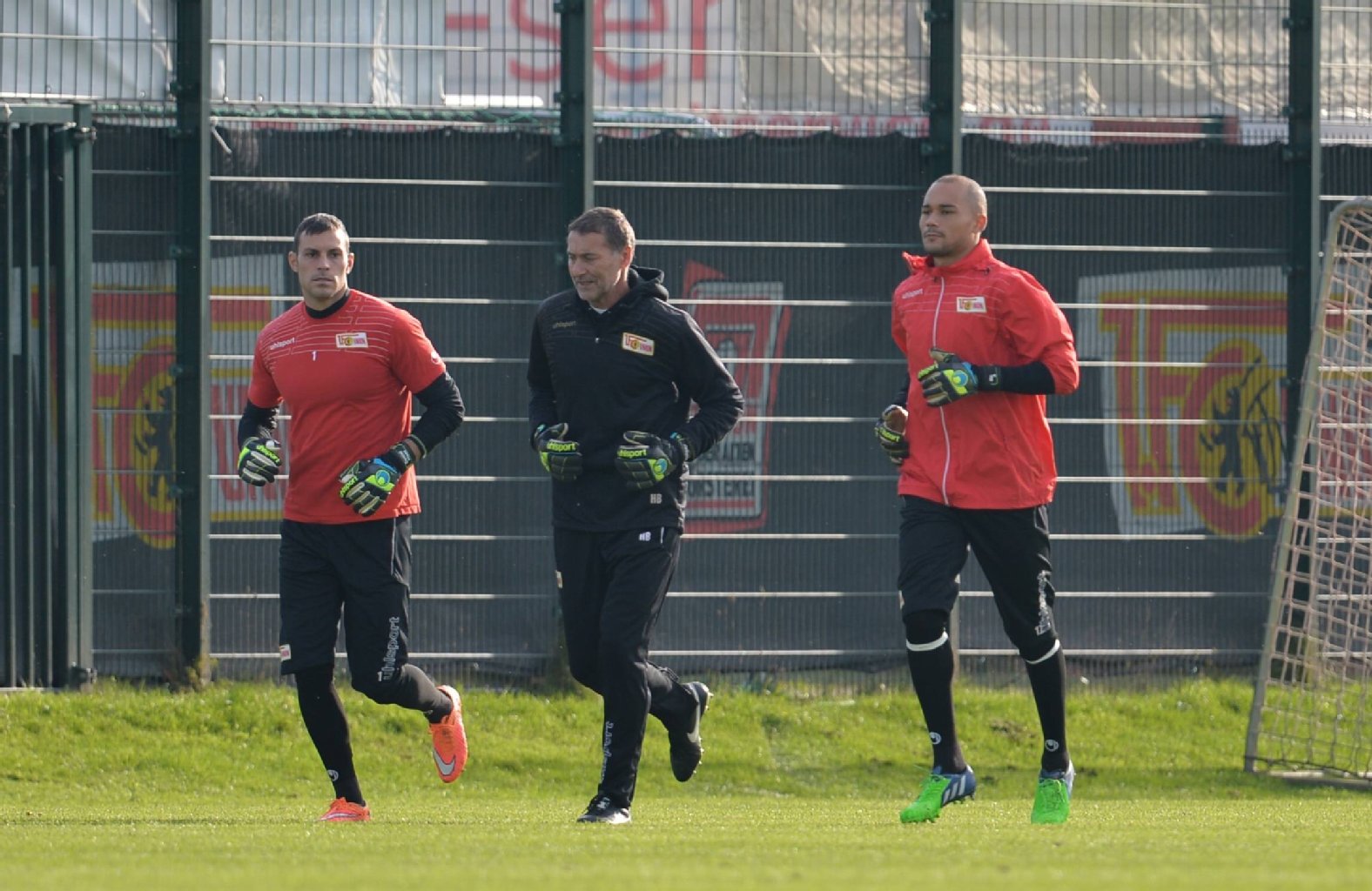 Bei der Arbeit mit seinen Torhütern Daniel Haas (l.) und Mo Amsif ist er aber immer voll konzentriert.