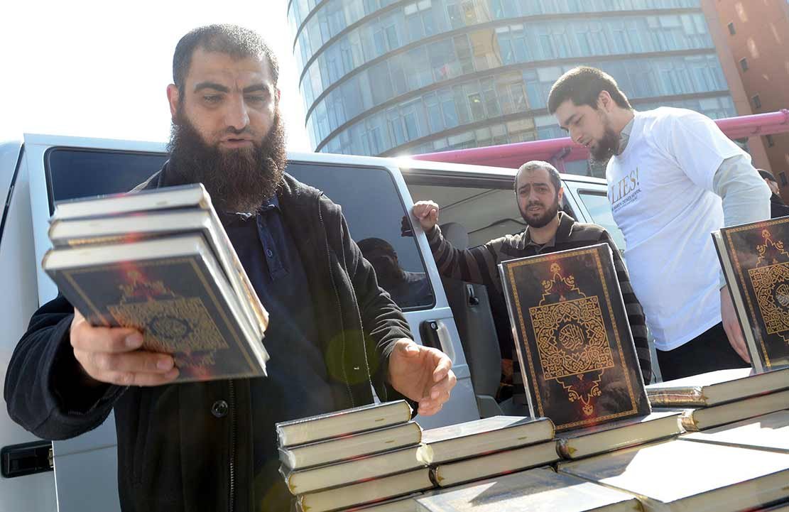 Die Propaganda: Islamisten verteilen kostenlose Koran-Exemplare in Mitte. Salafisten sind für junge Leute oft der erste Kontakt zum radikalen Islam.