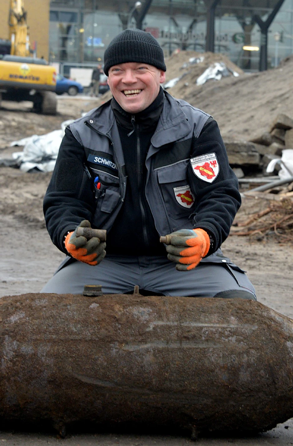 Mike Schwitzke mit dem Zünder der Bombe ...