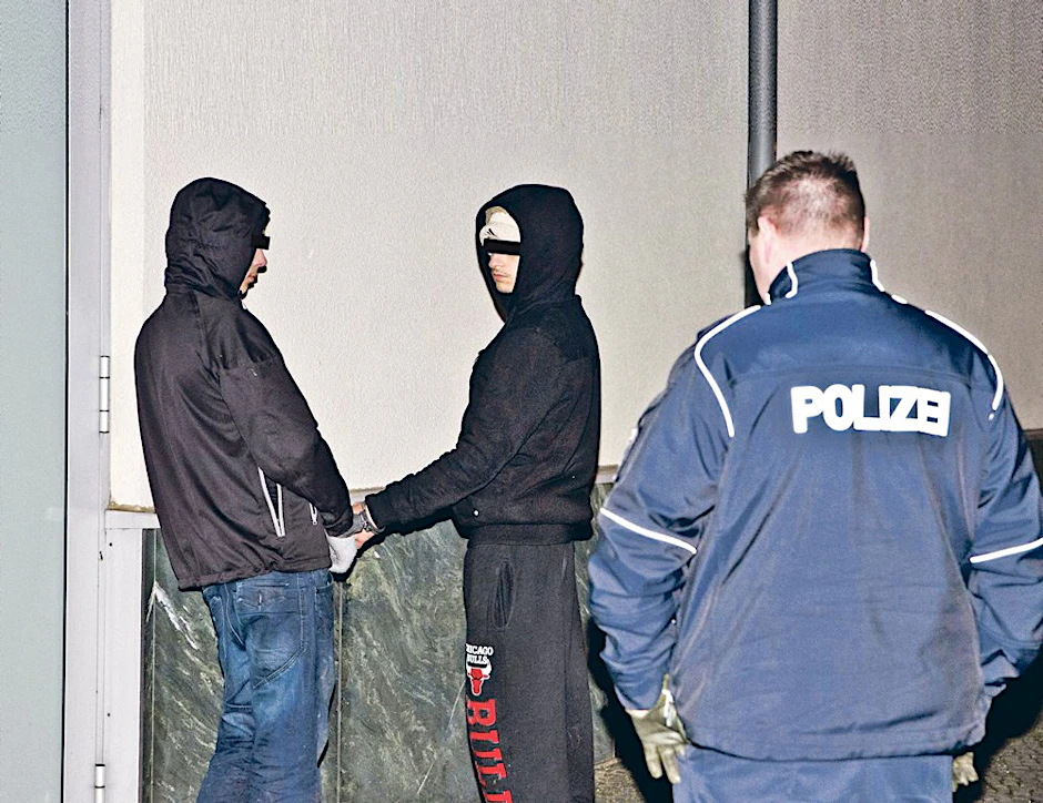 Polizisten haben die beiden Fahrrad-Diebe (17, 20) mit Handfesseln fixiert.
