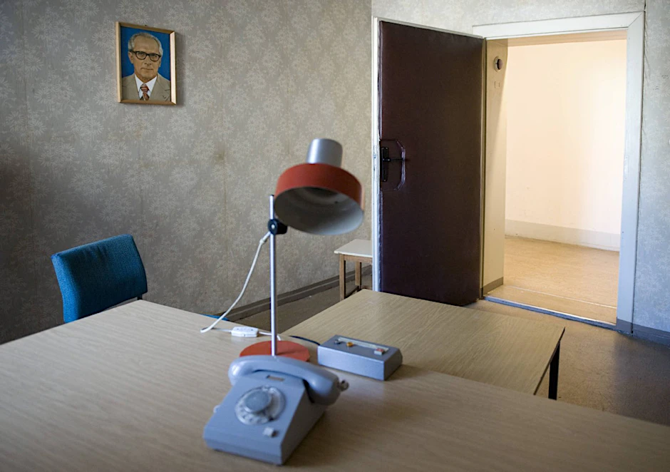 Stasi-Vernehmungsraum mit offiziellem Foto von Erich Honecker
