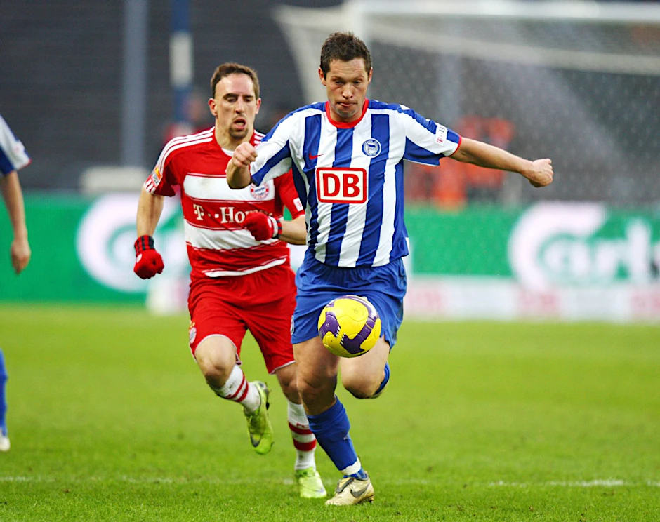 Als „Kampfschwein“ ging Pal Dardai, hier gegen Bayerns Franck Ribery, bei Hertha stets voran. Heute macht der 38-Jährige viel Mut für die Bundesliga.