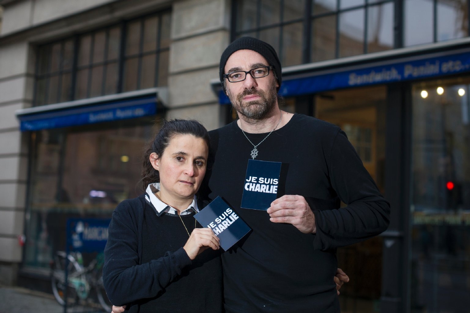 „Wir haben mit unseren Angestellten geweint“: Anne Choukair und Marc Ortola führen das „MarcAnn“ in der Invalidenstraße. Sie ist in Paris geboren. „In unserem Wohnzimmer hängt eine große Karikatur von Charlie Hebdo, wir haben Verwandtschaft in Paris. Wir bedanken uns beim KURIER für die fantastische Schlagzeile, haben mit unseren Angestellten um die Opfer geweint.“