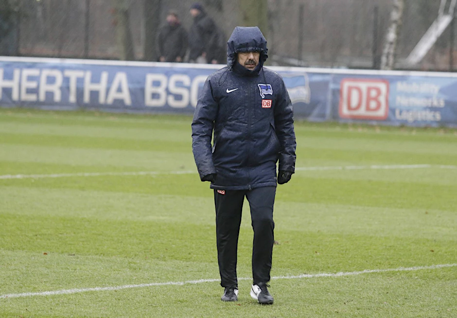 Hier wird es selbst für Herthas Trainer Jos Luhukay zu ungemütlich.