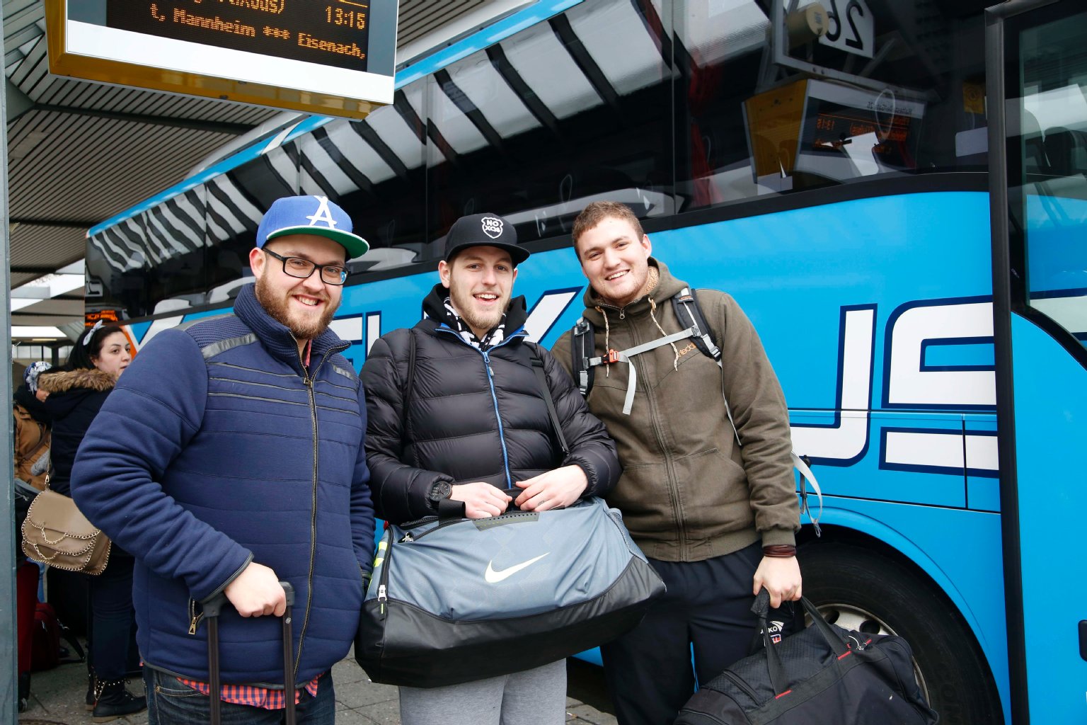 Die drei Jungs aus Mannheim sind für 44 Euro pro Person zum Männerurlaub nach Berlin gekommen. Für die Rückfahrt vom ZOB haben sie sich in bequeme Klamotten geworfen. „Wir würden jederzeit wieder Bus fahren“, sagen Timo (26), Steffen (25) und Mark (21).
