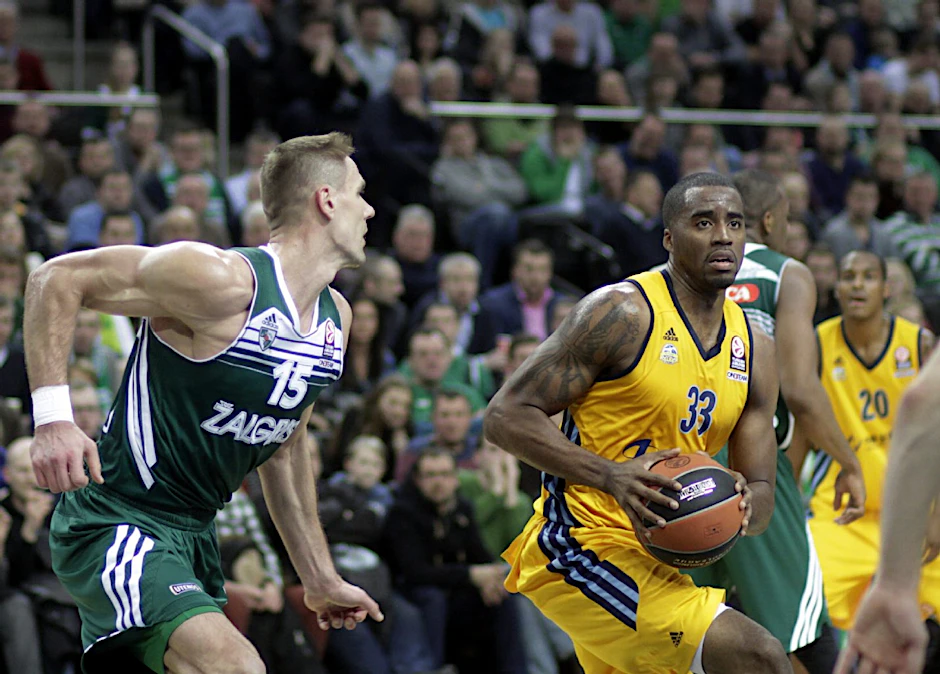 Jamel McLean (rechts) von ALBA gegen Robertas Javdokas (links) von Zalgiris Kaunas.