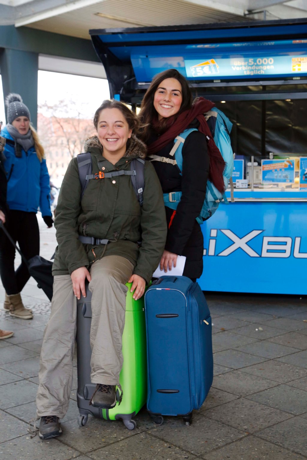 Valentina und Barbara (beide 21) aus Santiago de Chile reisen mit dem Bus durch ganz Deutschland. Von München nach Berlin, jetzt weiter nach Hamburg. „Aus Chile kennen wir das System. „Die Angebote hier sind supergünstig – die billigste Art rumzukommen.“