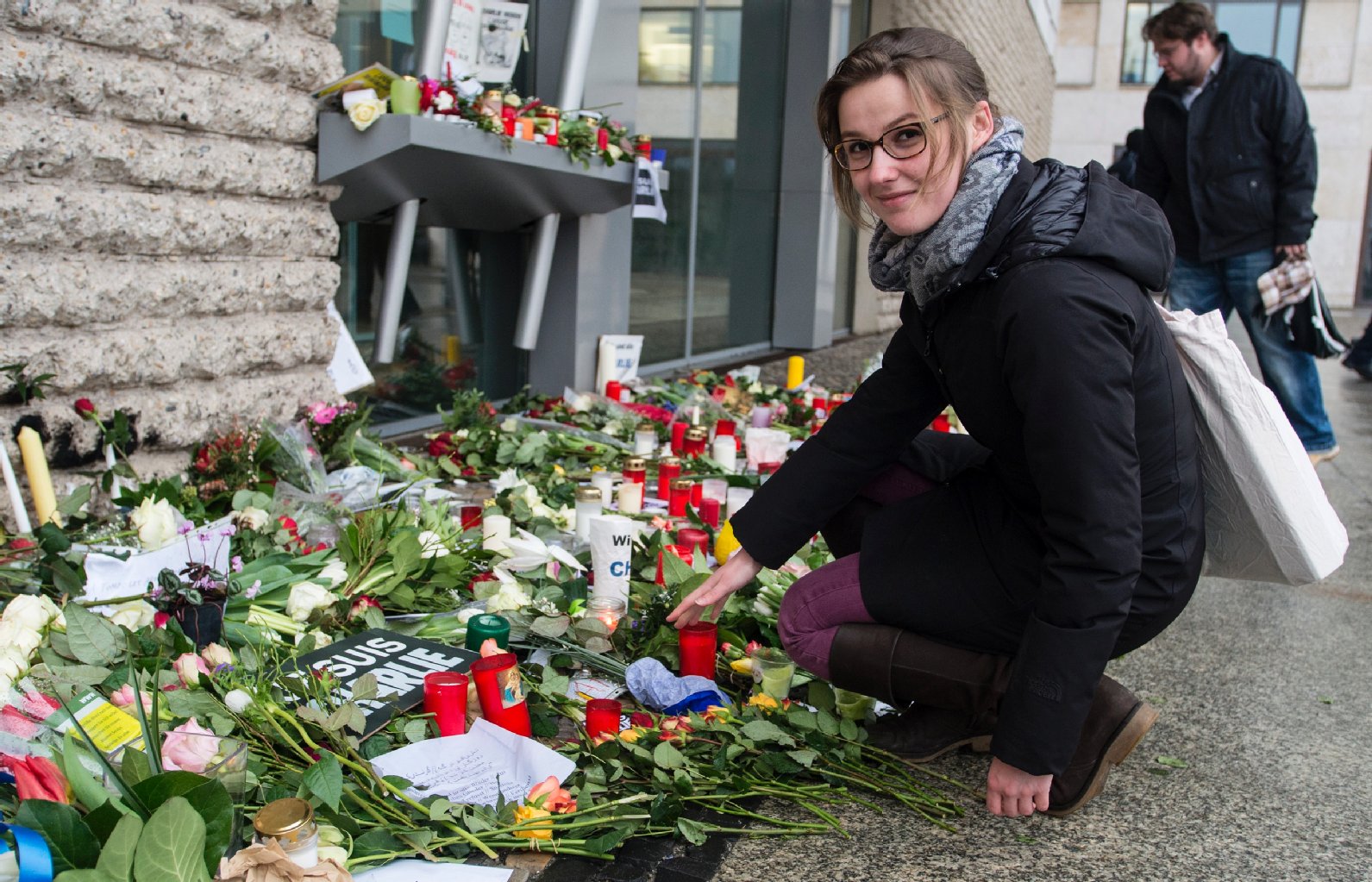 „Meine Familie befindet sich im Schockzustand“: Der Vater von Cassandre Dupuis (20) arbeitet an der französischen Botschaft in Berlin. Für sie war es eine Selbstverständlichkeit, dort Blumen niederzulegen und der Opfer zu gedenken. „Meine Familie ist von den Vorkommnissen tief bewegt, im Schockzustand.“