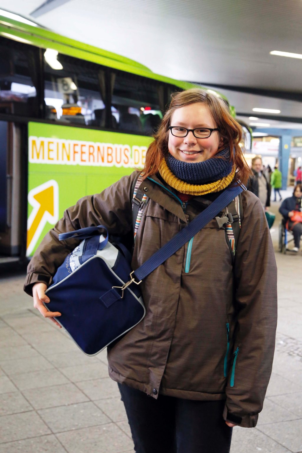 „Ich bin früher oft Bahn gefahren, jetzt habe ich keine Bahncard mehr – zu teuer. „Ich nehme lieber die Mitfahrzentrale oder den Bus“, sagt Mia (19), die gleich nach Hamburg abfährt. „Ich bin auch schon mit Gitarre und großem Koffer gefahren – im Bus kein Problem.“