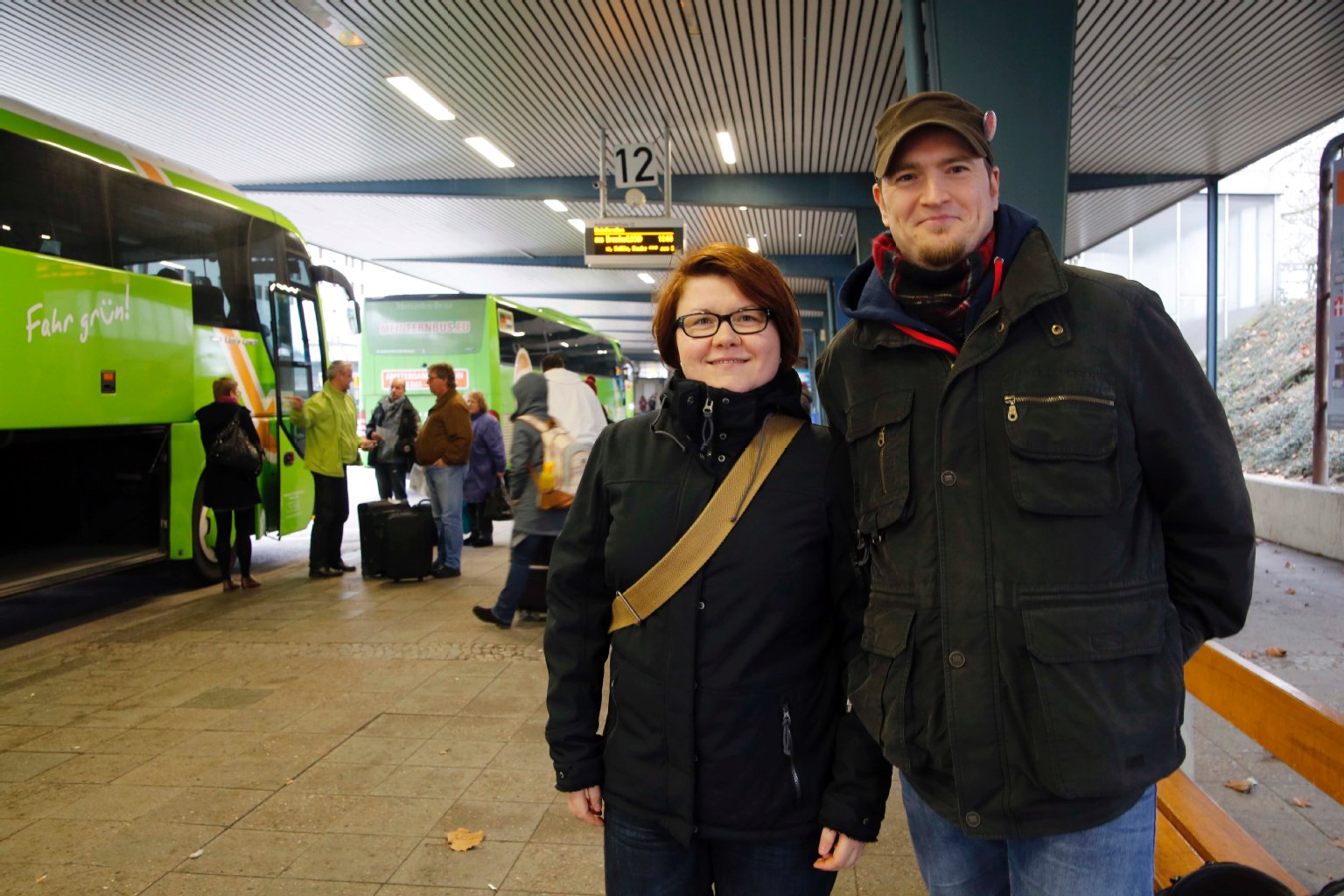 Justina (33) und Markus aus Marburg fahren öfter mit dem Bus. „Einfach weil es billiger ist.“ Der einzige Nachteil der Vehikel: ein bisschen wenig Platz für die Beine. „Aber wenn es von Abfahrtszeit und Strecke passt, entscheiden wir uns gern für den Bus.“