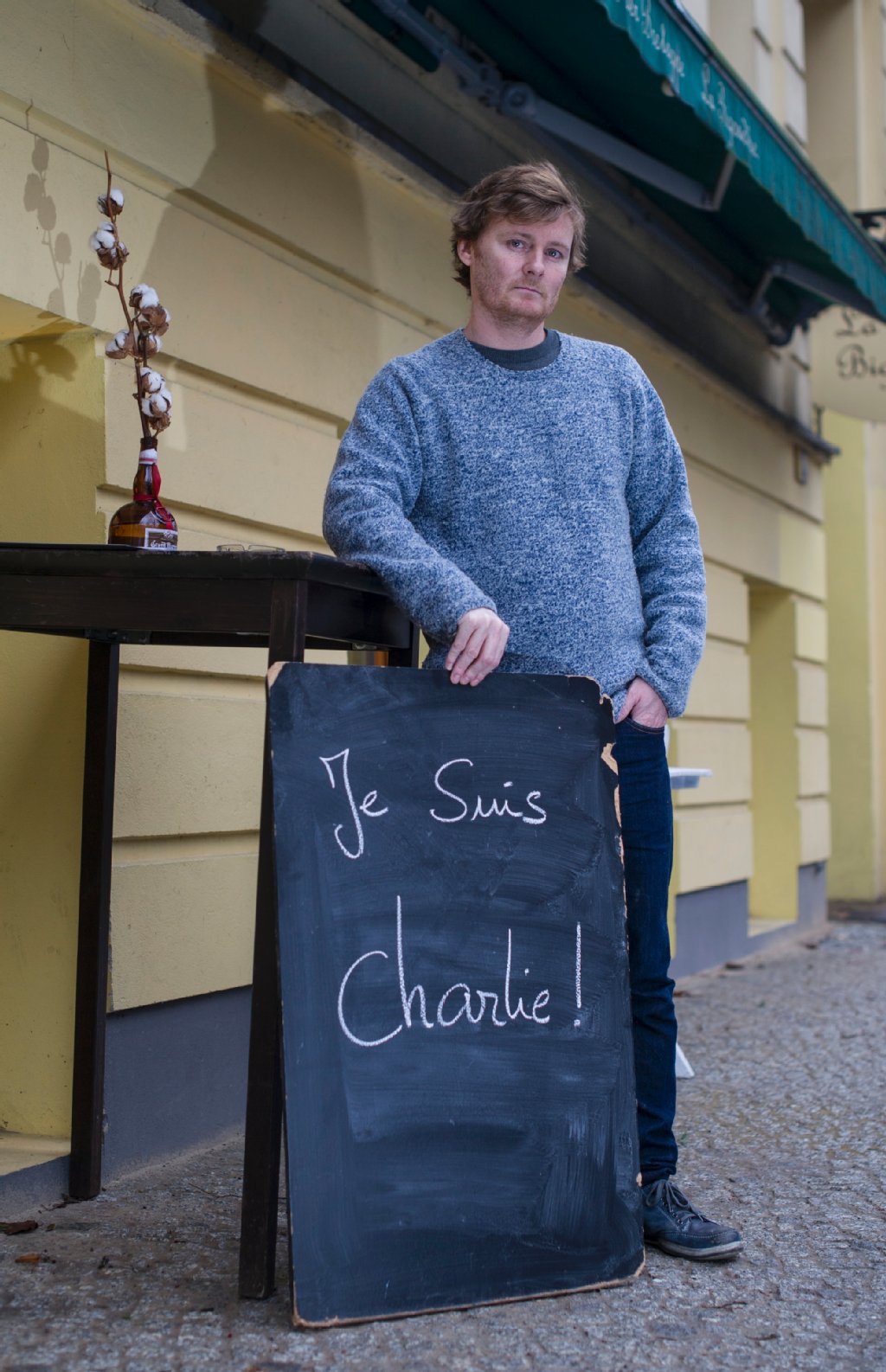 „Charlie Hebdo“ ist immer im Gepäck und im Herzen dabei: Geht Bastien Le Cozannet (38) auf Reisen, hat er immer eine Ausgabe von „Charlie Hebdo“ im Gepäck. Der Gastronom aus Quimper (Bretagne) hat sich eines versprochen: „Ich will im Licht leben nicht in der Dunkelheit“. Vor seinem Restaurant platzierte er ein großes Schild mit der Aufschrift „Je suis Charlie“.