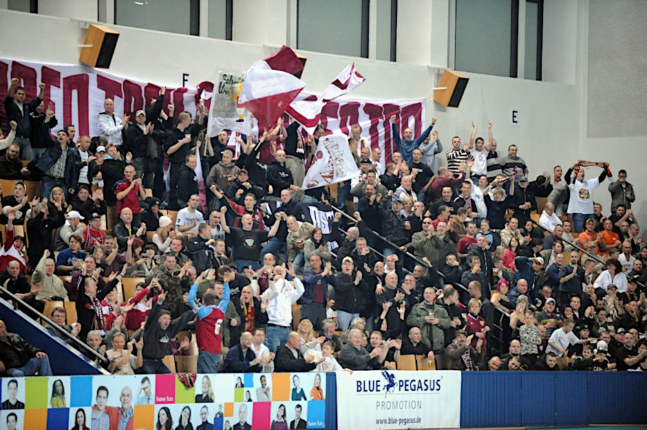 Auch unterm Hallendach machen die BFC-Fans richtig Stimmung.
