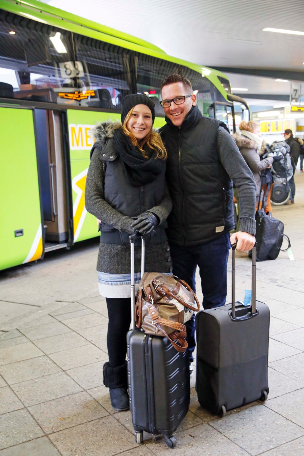 Jessica (26) und Sebastian (29) aus Hannover sind gerade für acht Euro pro Person in Berlin angekommen. „Fernbus fahren ist super! Es gab was zu essen, die Plätze waren bequem, jederzeit wieder.“ Sie hoffen, dass die Preise auch nach der Fusion stabil bleiben.