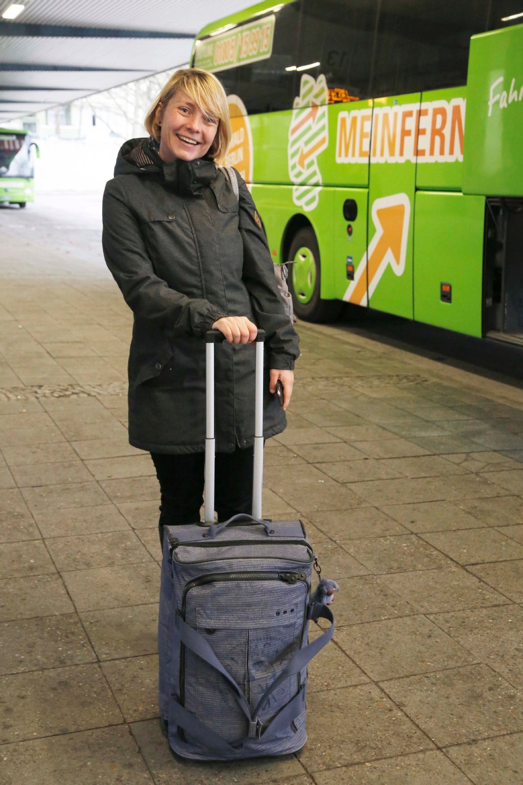 Gleich geht’s los: In zwei Stunden von Berlin nach Rostock will Kirsten (33) flitzen. Ihre erste Fernbus-Reise tritt sie mit dem blauem FlixBus an. „Auf längeren Strecken würde ich aber lieber die Bahn nehmen. So lange stillsitzen ist nix für mich, dann zahle ich lieber mehr. “