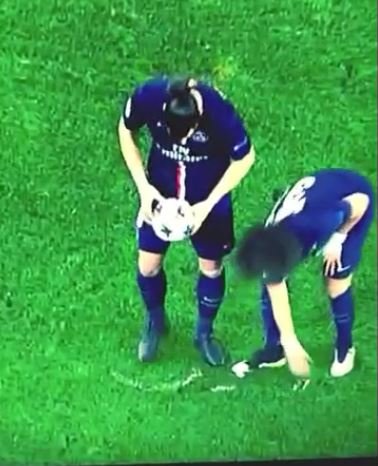 Image - Ibrakadabra: Champions League: Zlatan Ibrahimovic zaubert Freistoß-Spray weg!