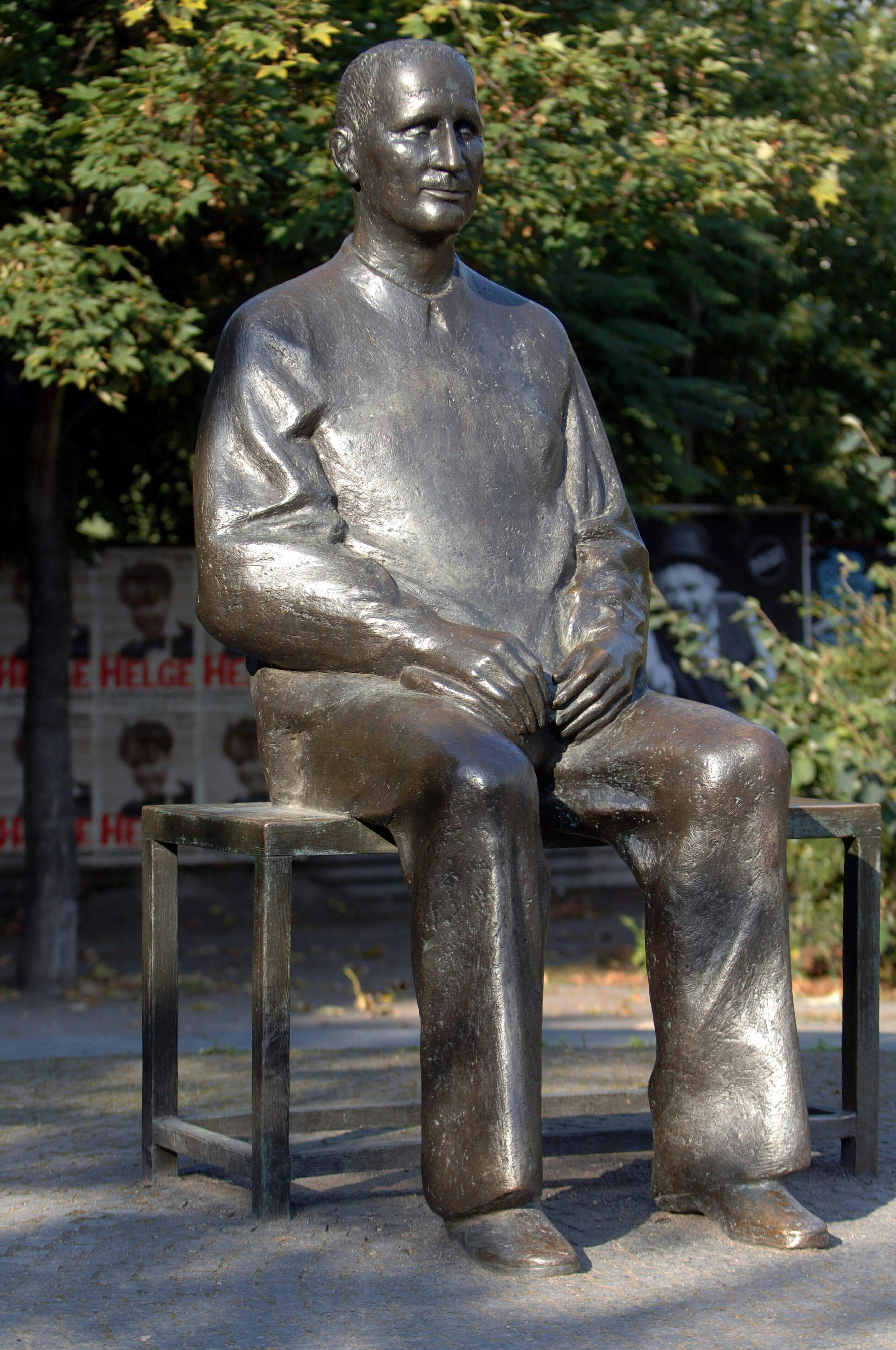 Brecht oder Hauptmann: Wer haut Sie mehr vom Sockel?