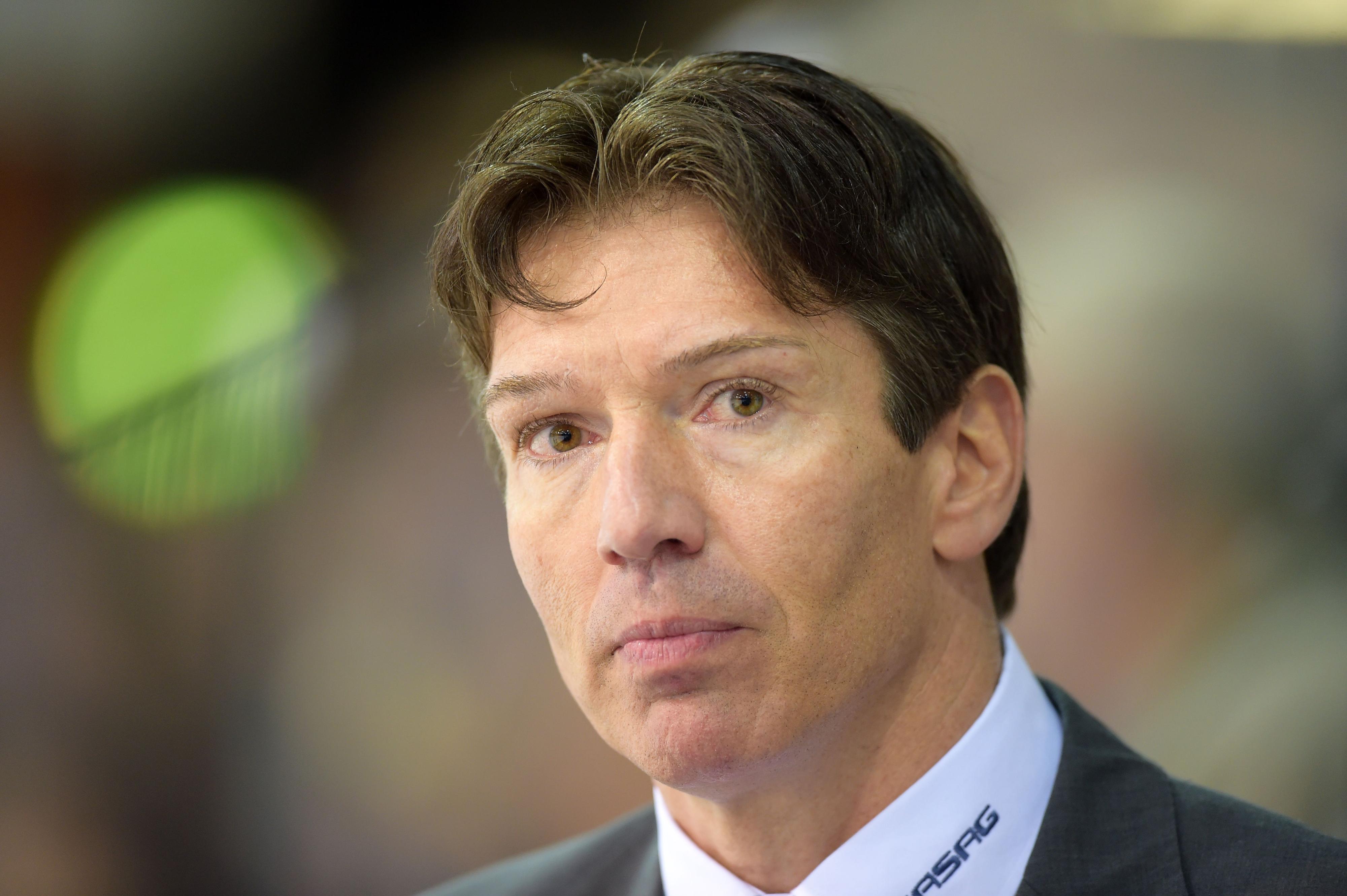 EHCCoach Uwe Krupp streichelt Eisbären heiß