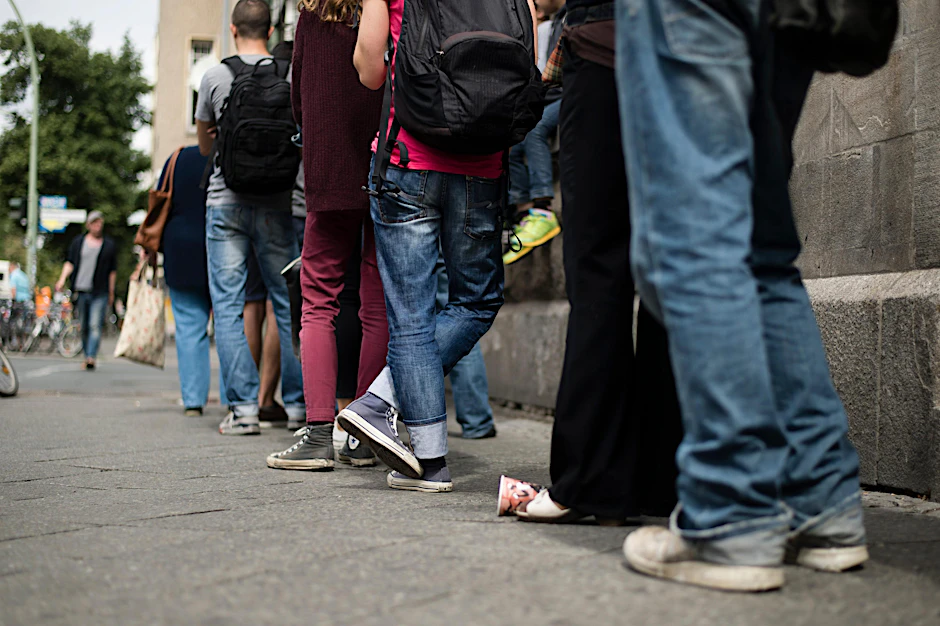 Im Bürgeramt Neukölln können Terminsuchende sich noch anstellen - in den meisten Bürgeramtern werden aber nur noch Terminkunden akzeptiert.