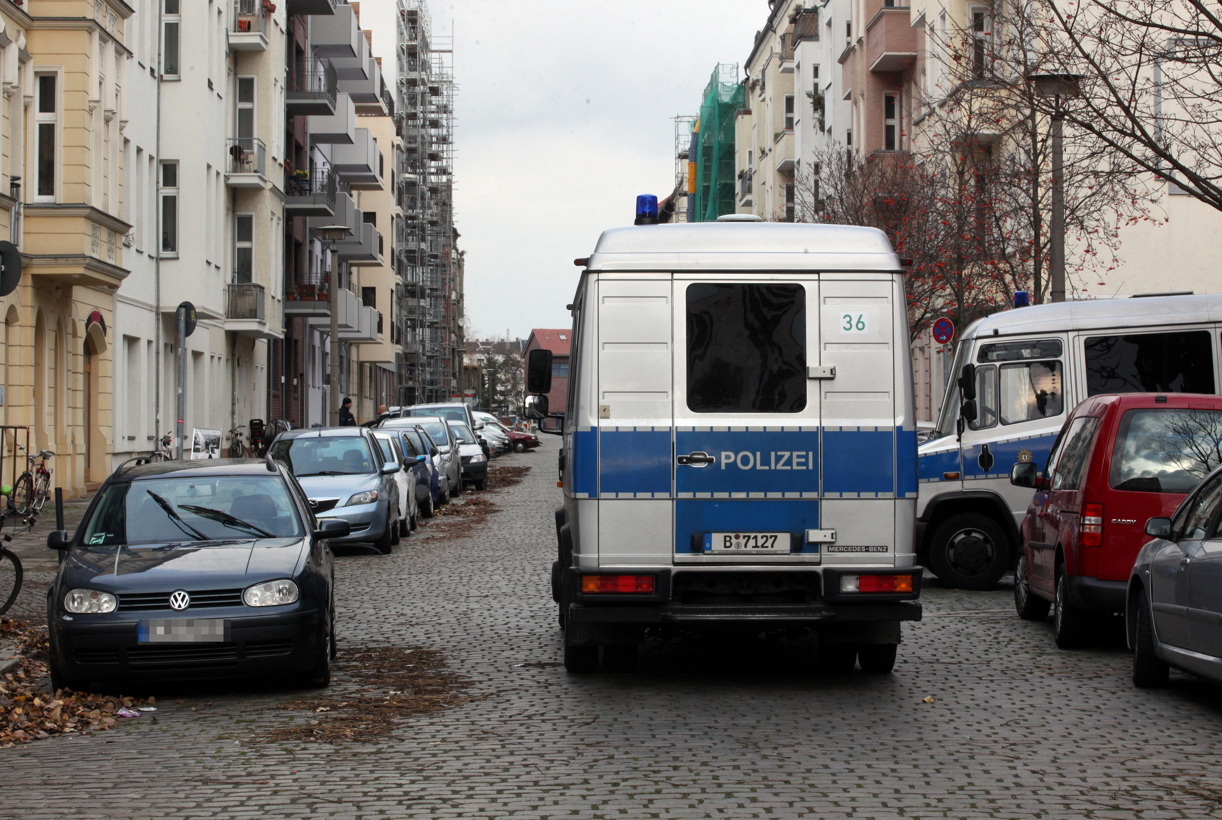 Zwei Mannschaftswagen der Polizei fahren in Lehmbruckstraße vor. Sie suchten auf Spielplätzen und Hinterhöfen.