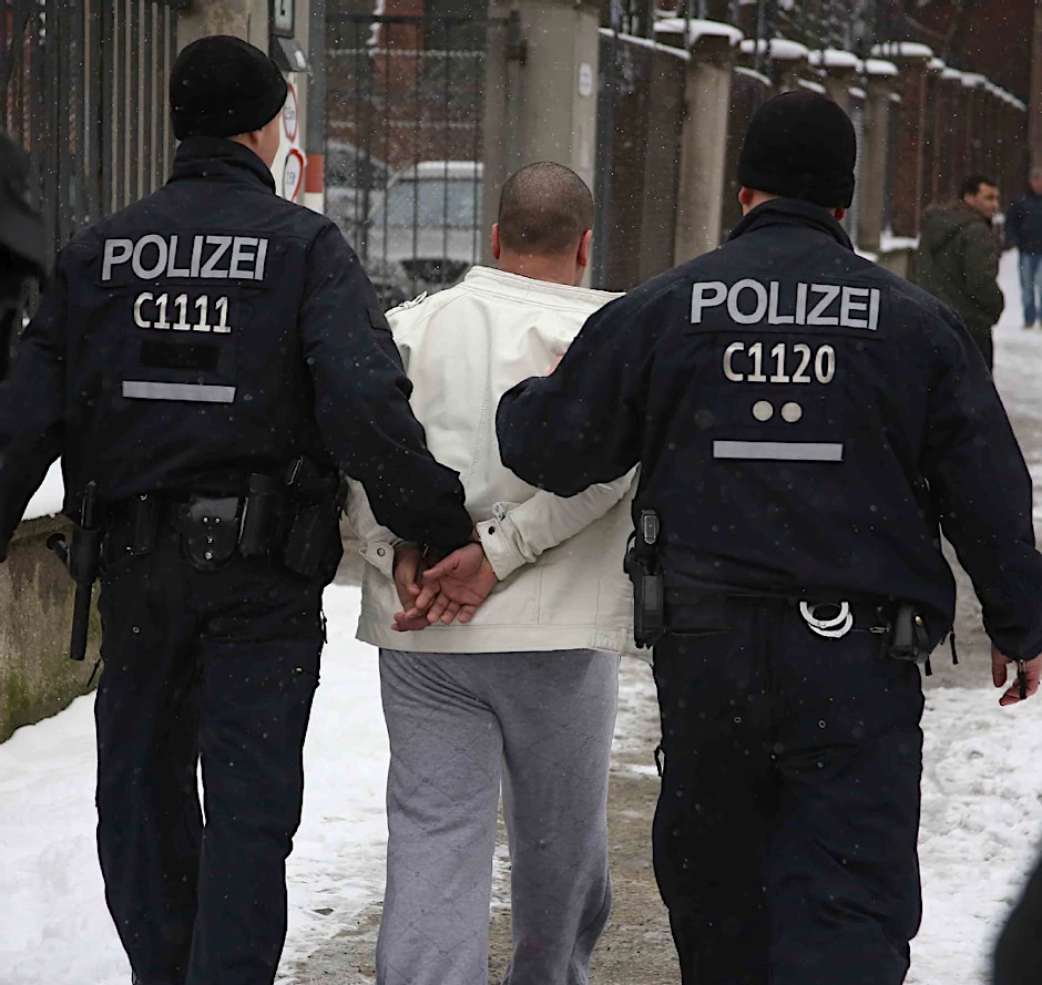 Die Mafia der Araber-Clans Ein massives Problem in Berlin sind die arabischen Großfamilien. Es gibt etwa 25 bis 30 von ihnen – mit je 50 bis 500 Mitgliedern. Nicht alle sind Verbrecher, aber das kriminelle Zehntel hat es in sich: Drogen- und Raub-Delikte, Erpressung, Zuhälterei und sogar Mord gehören zum professionell betriebenen Geschäft. Im Streit rivalisierender Clans sitzen die Messer locker, aber eine Festnahme ist noch kein Garant für Ermittlungserfolge. Oft schweigen alle Beteiligten, lassen ihre Konflikte von „islamischen Friedensrichtern“ schlichten. Die legen dann etwa Ausgleichszahlungen fest. Das unterläuft systematisch den Zugriff der deutschen Justiz.