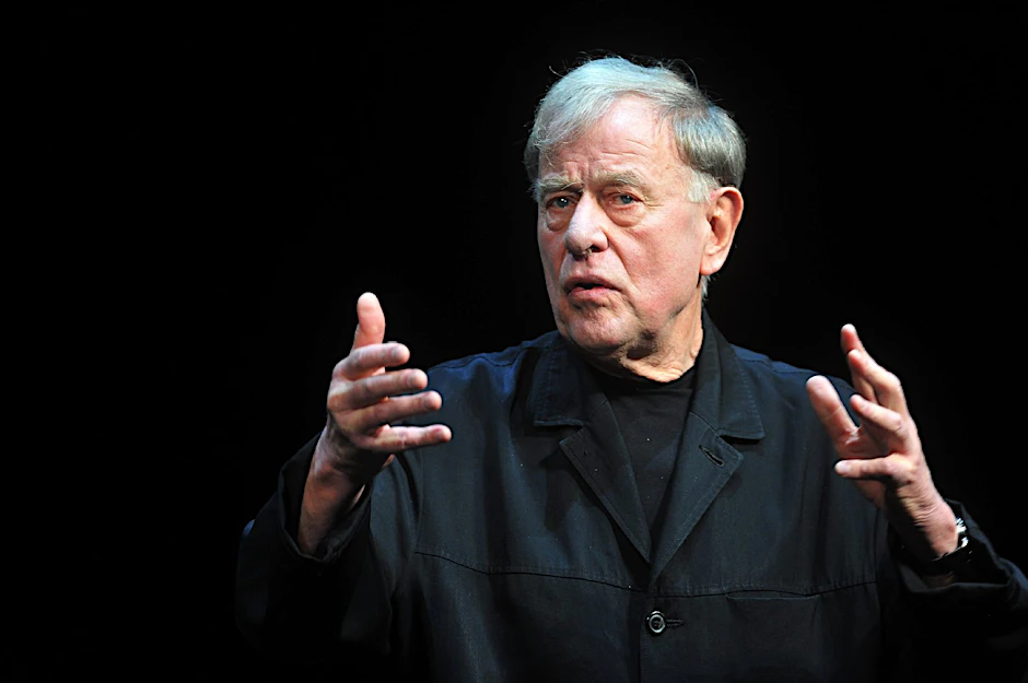 Claus Peymann, der Intendant des Berliner Ensembles, nennt sich selbst „Reißzahn im Arsch der Mächtigen“.