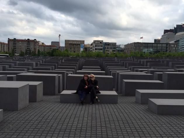 Image - Hollywood-Star Sharon Stone: Sharon twittert vom Mahnmal