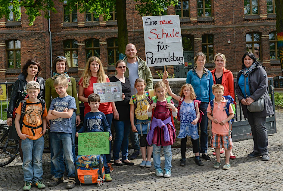 Ein Teil der Eltern, die einen Schul-Neubau fordern: Die denkmalgeschützte Grundschule am Victoriapark ist zu klein.