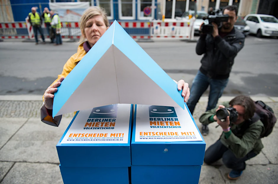 Jelka Plate von der Initiative "Berliner Mietenvolksentscheid" stapelt am vor der Senatsinnenverwaltung in Berlin Kisten mit Unterschriftenseiten, bevor die Initiative 48.500 Unterschriften für die erste Stufe des Volksentscheids übergibt. Die Initiatoren fordern mehr bezahlbaren Wohnraum in Berlin.
