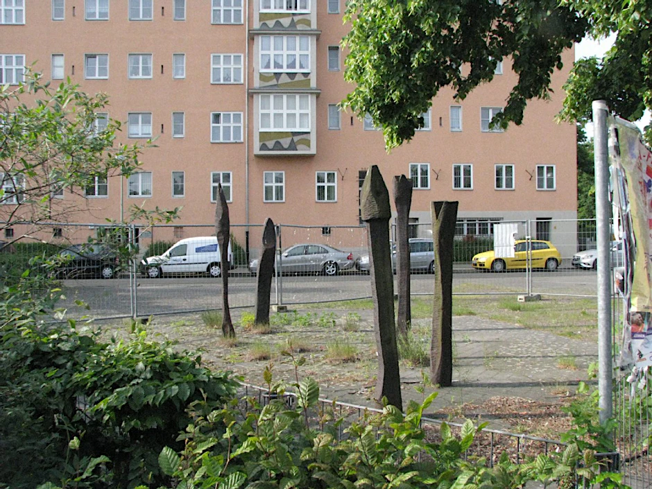 Teilweise übermannshoch sind die leicht angerosteten Stelen.