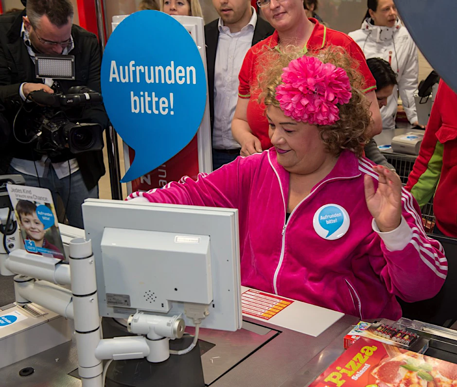 Hier kassiert Cindy aus Marzahn! „Ich bewundere die Leute, die das hier jeden Tag machen“, sagt die Komikerin.
