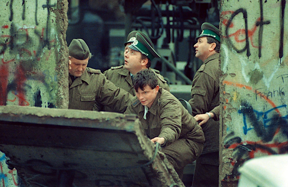 Soldaten der Grenztruppen der DDR beim Abbau von Teilen der Berliner Mauer an der Bernauer Straße