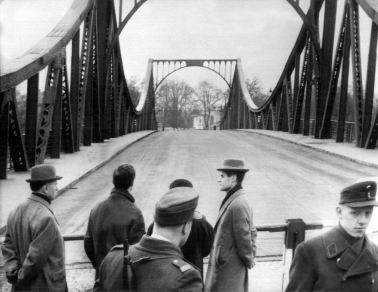 Blick am 10.02.1962 über den Schlagbaum auf Westberliner Seite auf die Glienicker Brücke in Berlin
