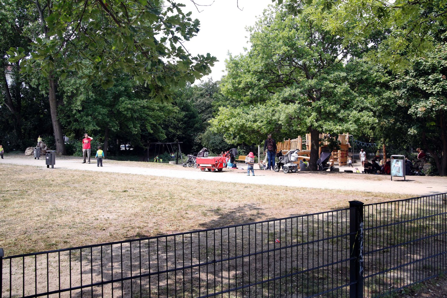Der Spielplatz: Hier sollen die Kinder auch barfuß herumtoben können - ohne Scherben und Kippen auf dem Boden.