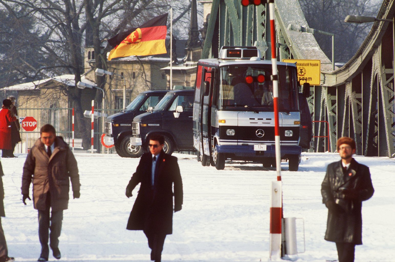 Die historische Aufnahme zeigt Sicherheitsbeamte in Zivil bei einem Agentenaustausch von acht Personen auf der Glienicker Brücke (Archivfoto vom 11.02.1986).
