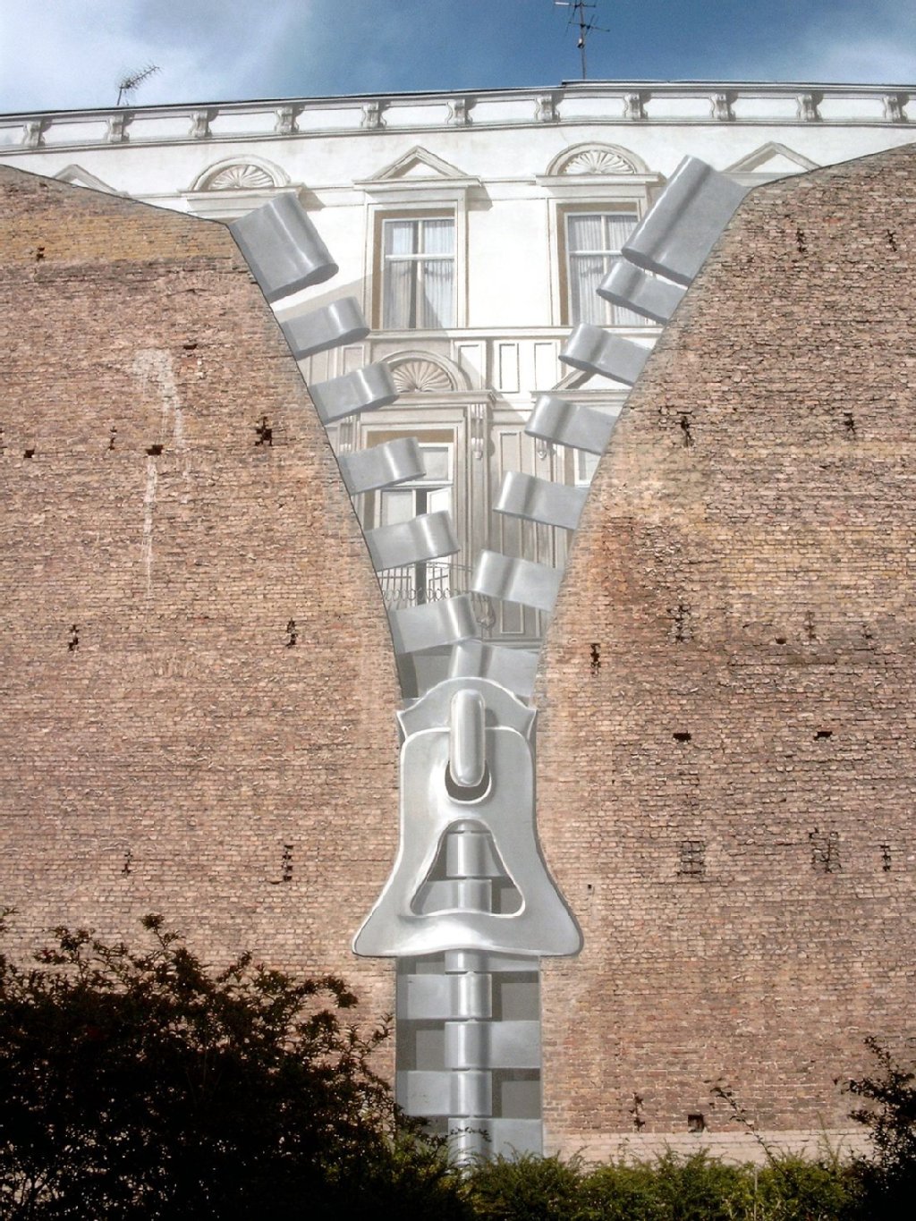 Der Reißverschluss (1979): Ursprünglich sollte die gemalte Hausfassade in den Vordergrund und die originale Backsteinwand in den Hintergrund. Doch für den Auftraggeber waren die Kosten der Mehr-Malerei wohl zu hoch. Künstler Gert Neuhaus sah sich deshalb gezwungen, seinen Reißverschlussentwurf in der Zillestraße 98-100 als Negativ zu malen.