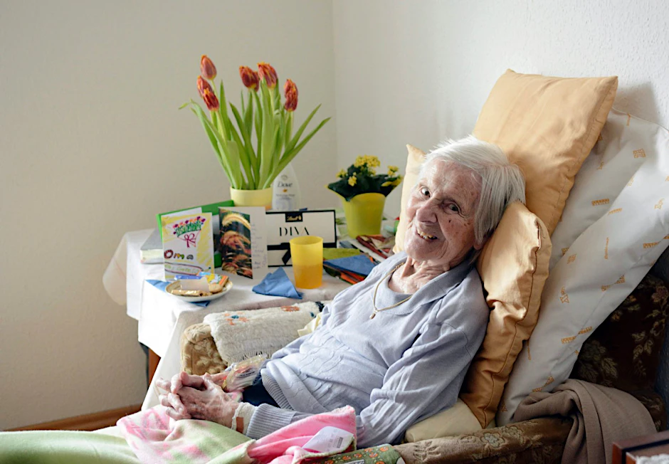 Edith Feller (105) freute sich, als der KURIER sie im Februar besuchte. Ihre Familie schaute mehrmals in der Woche nach der hochbetagten Dame.