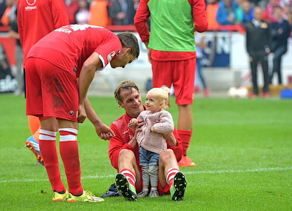 Die Brandys sind glücklich: Sören freut sich mit Tochter Milla Carlotta auf Köln.