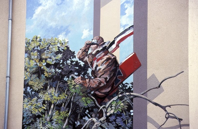 ...Neuhaus ärgerte sich und malte anschließend eine Wand weiter den Piloten Manfred von Richthofen als Bruchpilot mit der dritten Tragfläche.