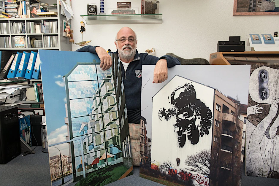 Kunstfotograf Norbert Martins (67) mit zwei seiner Abzüge auf Großdruck