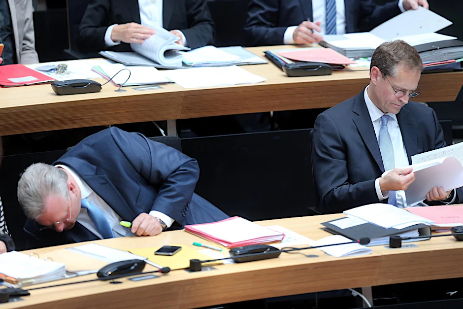 Innensenator Frank Henkel (CDU, l) und der Regierende Bürgermeister Michael Müller