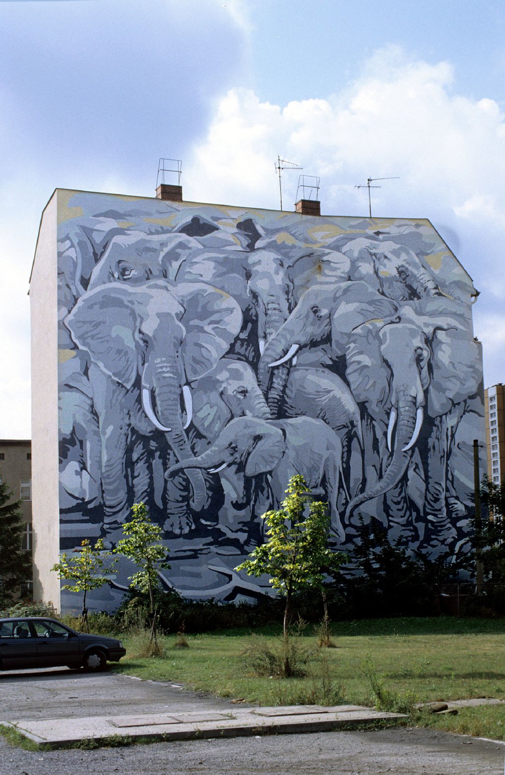 Die Elefantengruppe (1987, entfernt: 1997): Ein Kunstwerk, welches heute leider nicht mehr zu bewundern ist – „Die Elefantengruppe“ in der Nähe vom Tierpark. Künstler Wolf-Ullrich Friedrich wurde gefragt, warum er sich denn für dieses Tiermotiv entschieden hätte. Seine Antwort: „Im Hinterhaus ist eine Parteizentrale. Da wären Kamele wohl zu direkt gewesen …“