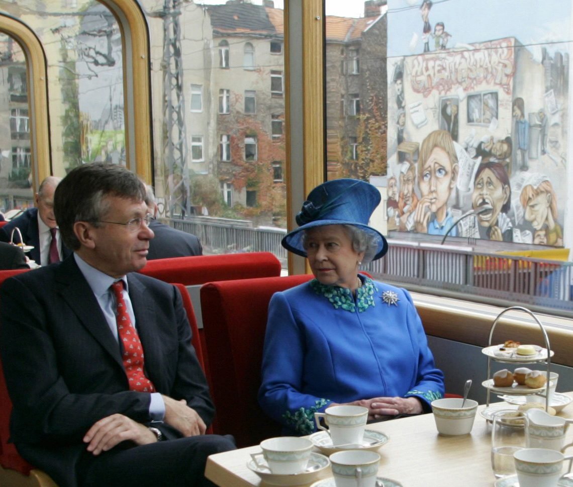 2004 fuhr die Queen mit Botschafter Peter Torry mit der S-Bahn von Berlin nach Potsdam.