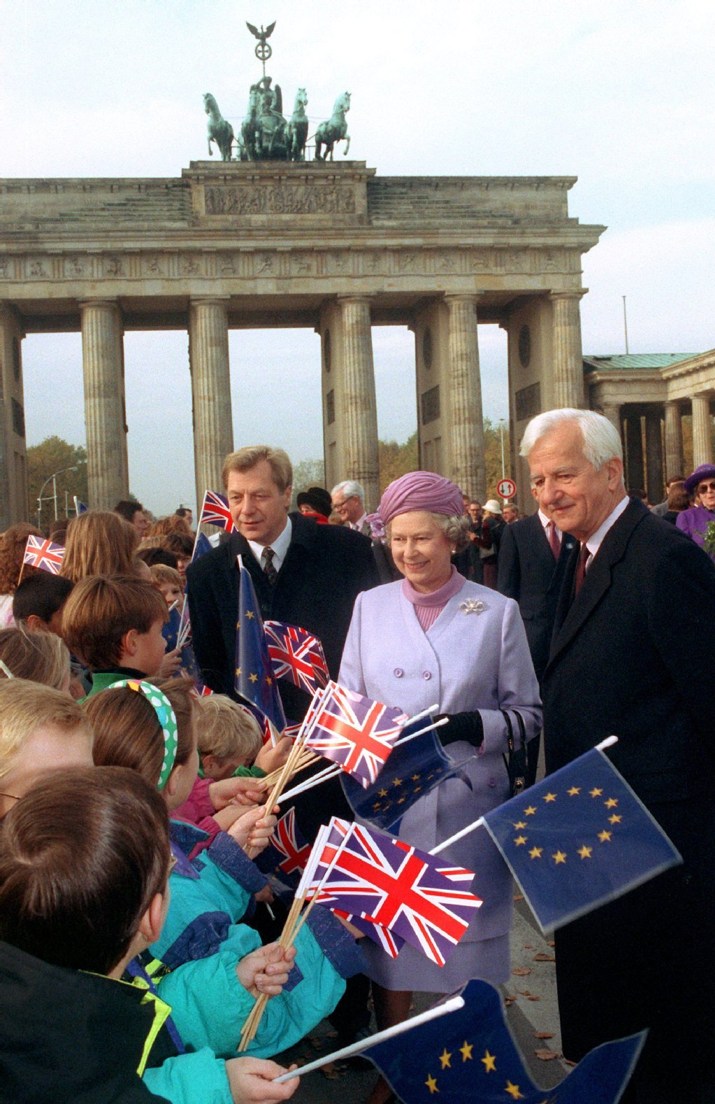 Die Queen am Tor: 1992 mit Richard von Weizsäcker und Eberhard Diepgen