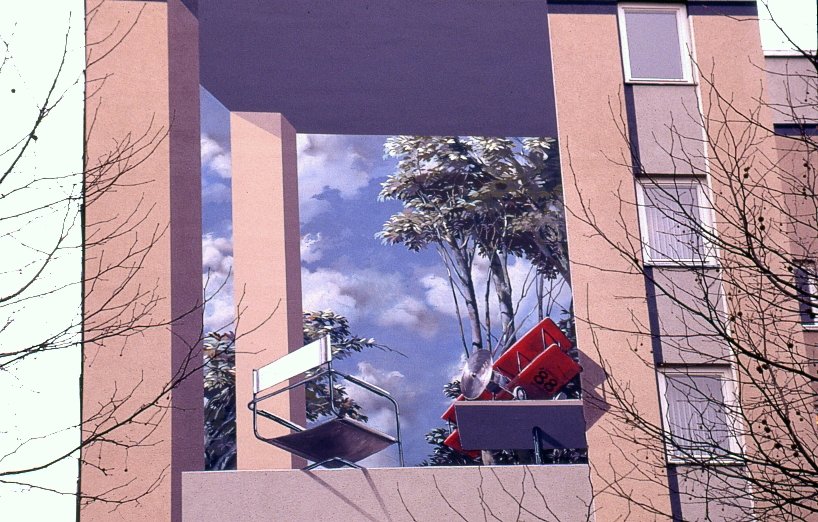 Der Rote Baron (1989): Das Doppelgemälde in der Forststraße 43 ist ein Zufallsprodukt. Als der Auftraggeber den Künstler Gert Neuhaus fragte, was er denn da für ein Motiv gemalt habe, antworte der: „Der Rote Baron“. Daraufhin wurde Künstler Neuhaus von seinem Auftraggeber hingewiesen, dass das Flugzeug des Roten Barons aber drei Tragflächen habe...