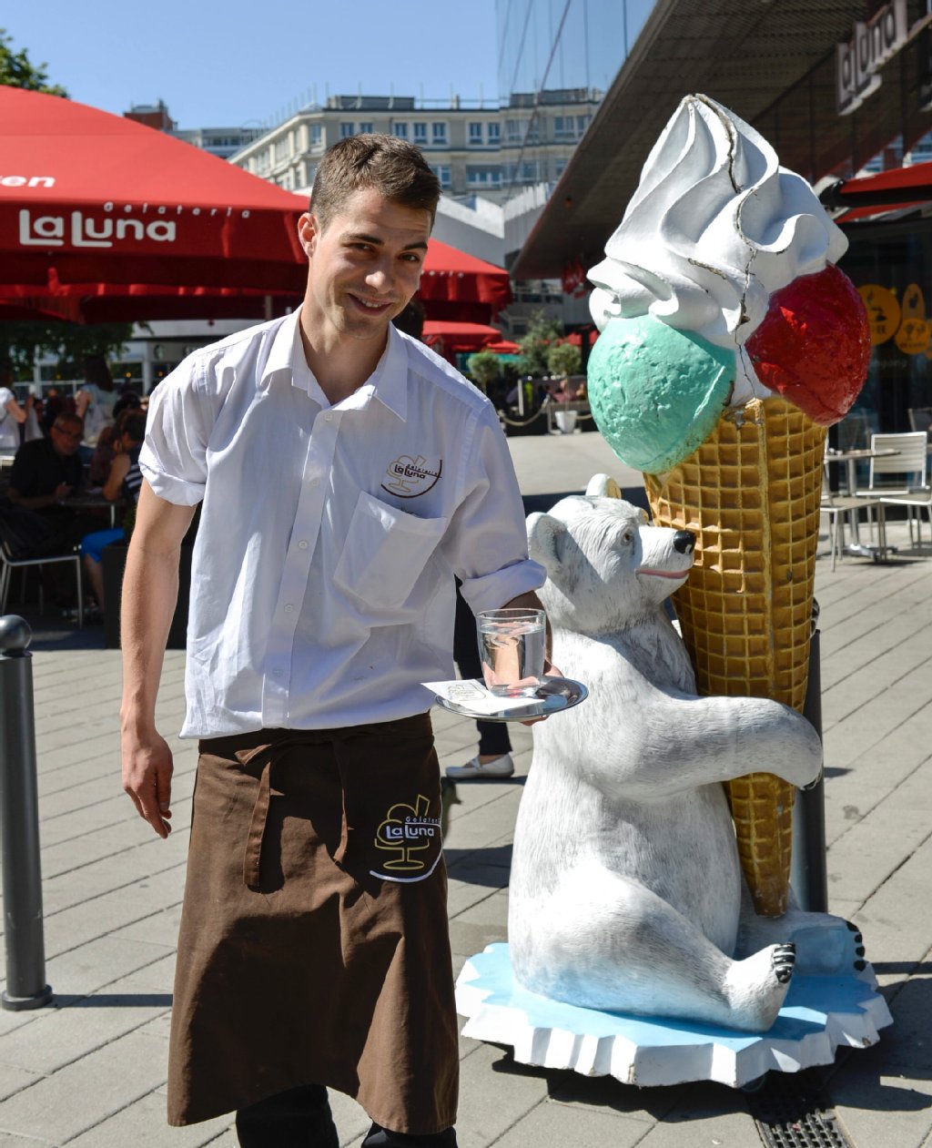 Paul Bolte (23) vom Eiscafé „La Luna“ (Alea 101) verschenkt nicht nur Wasser, sondern auch Sonnencreme. „Beim Champions-League-Finale saßen bei uns viele Engländer mit viel Alkohol im Blut und einem Sonnenbrand auf der Haut. „Bei Gratis-Wasser und -Sonnenschutz kam Freude auf.“