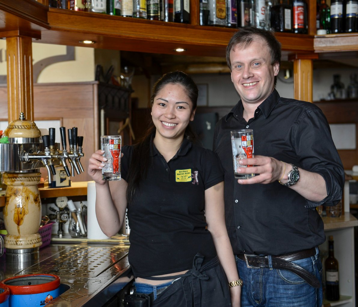 Bei Marcus Barkowsky (40) und Julia (21) von der Kneipe „Berliner Marcus Bräu“ (Münzstraße 1-3) gibt es Gratis-Wasser im Berlin-Glas. Sogar aufs Klo darf man hier kostenlos. „Das ist doch selbstverständlich.“